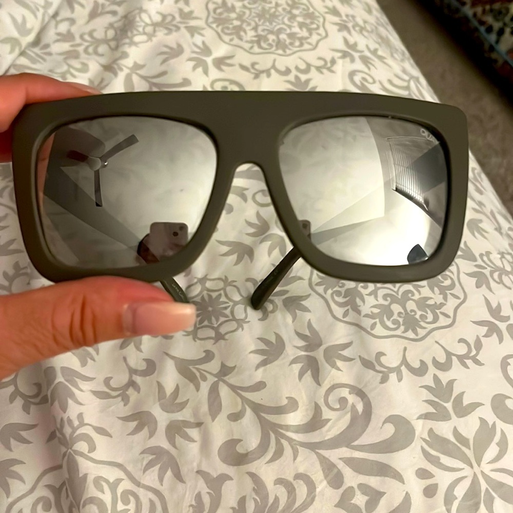 Gray and chrome Quay sunglasses
